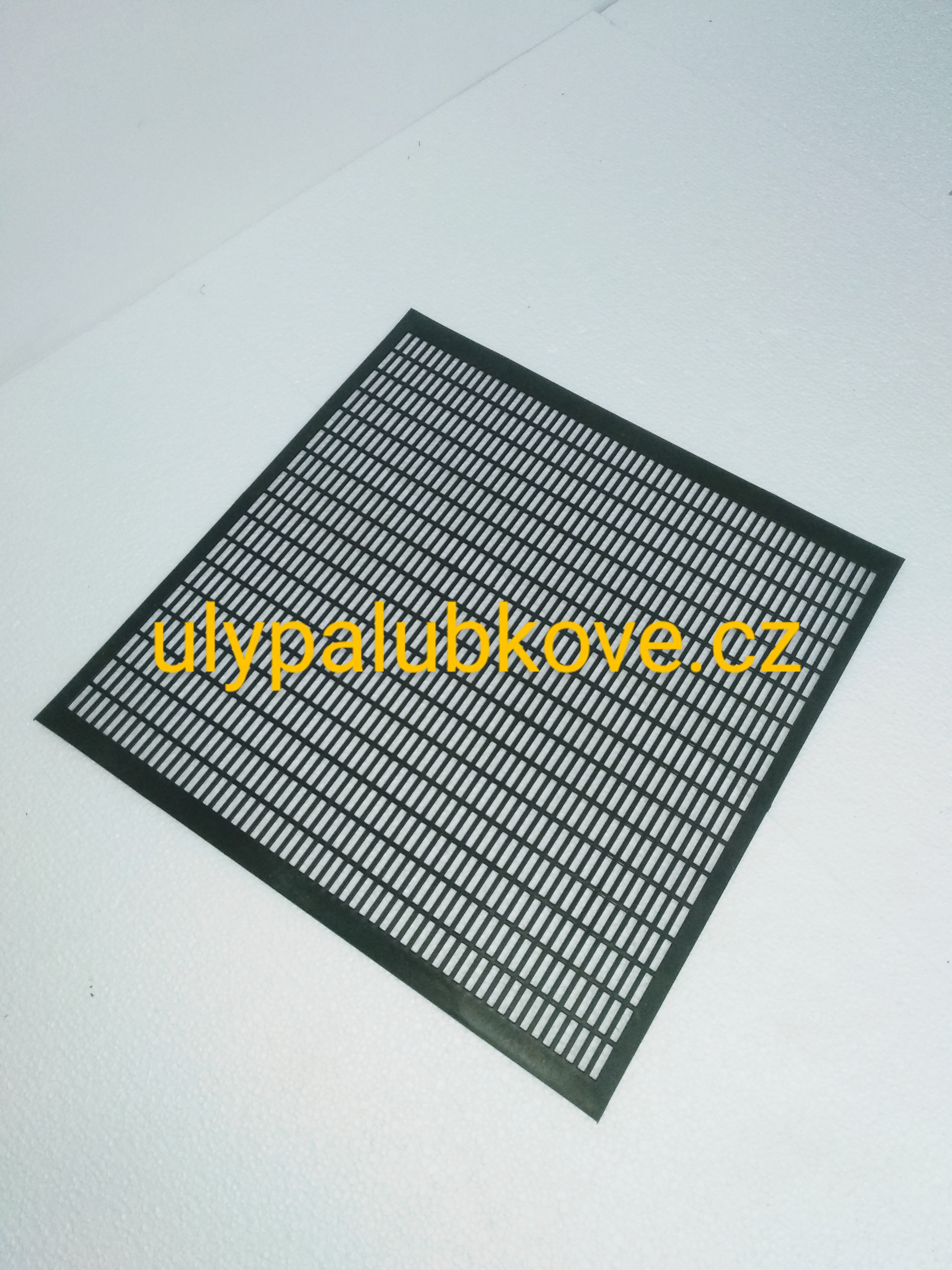 mateří mřížka plastová litá 420x420 pro nástavky 2cm a 3cm