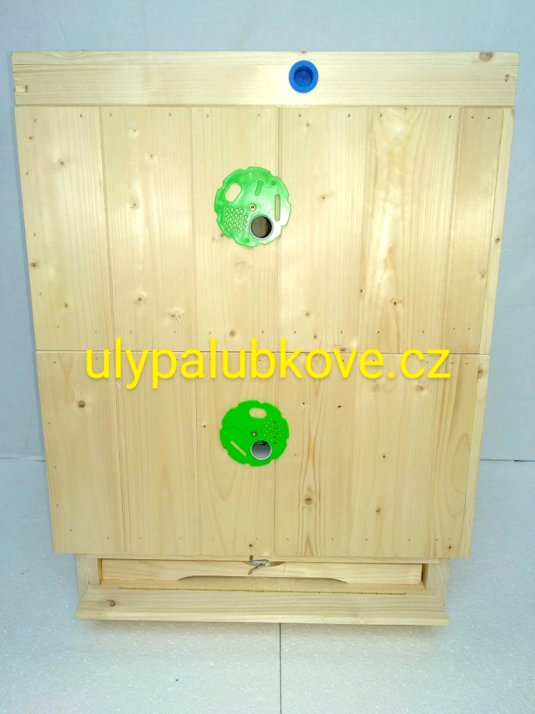úl palubkový zateplení 2cm s jedním nástavkem 39x24 a polonástavkem 39x17 s palubkovým víkem a dnem varroa