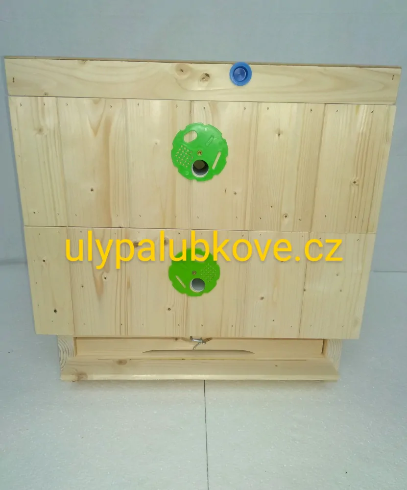 úl palubkový zateplení 2cm s jedním nástavkem 39x24 a polonástavekem 39x17 a s vnitřním víkem a dnem varroa