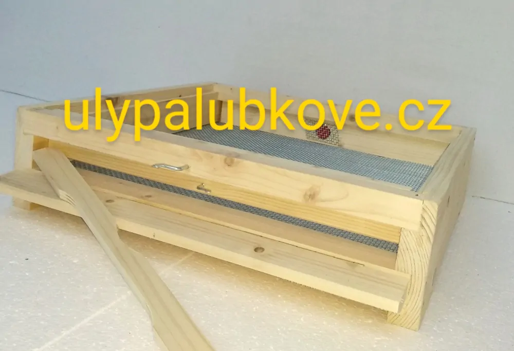 úl palubkový zateplení 2cm se čtyřmi nástavky 39x17 s palubkovým víkem a dnem varroa