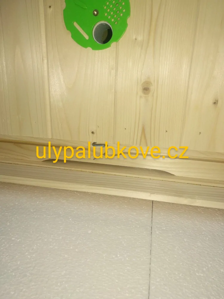 úl palubkový zateplení 2cm s jedním nástavkem 39x30 a palubkovým víkem a denm varroa