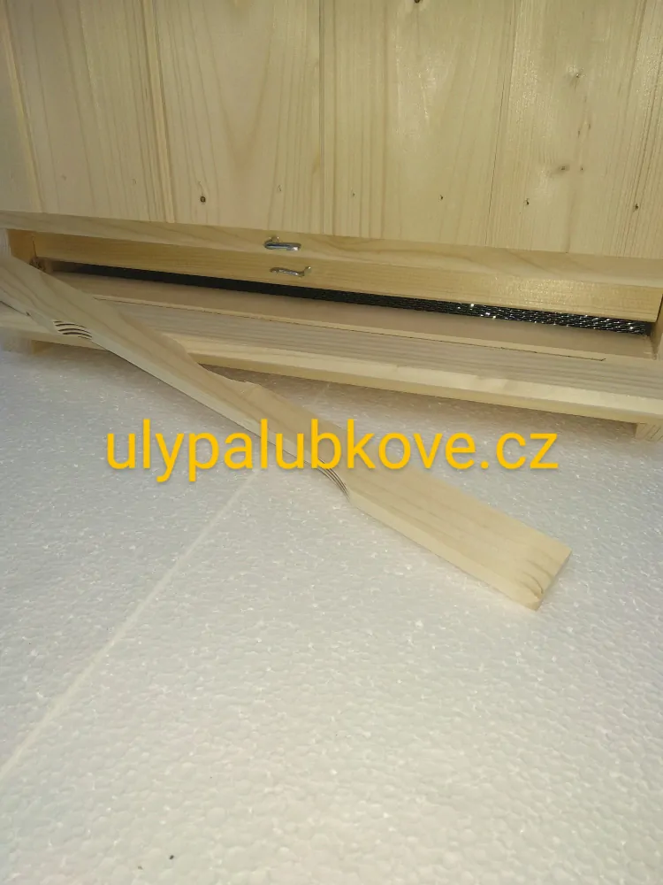 úl palubkový zateplení 2cm s pěti nástavky 39x17 s palubkovým víkem a dnem varroa