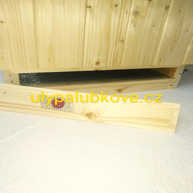úl palubkový zateplení 2cm se třemi nástavky 39x24 palubkovým víkem a dnem varroa