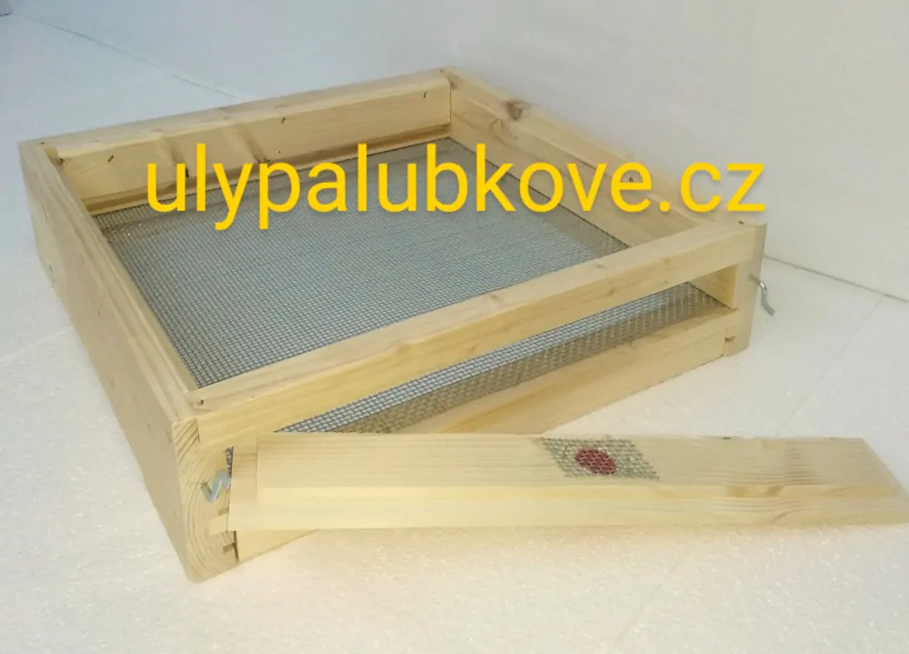 úl palubkový zateplení 2cm s jedním nástavkem 39x30 a palubkovým víkem a denm varroa