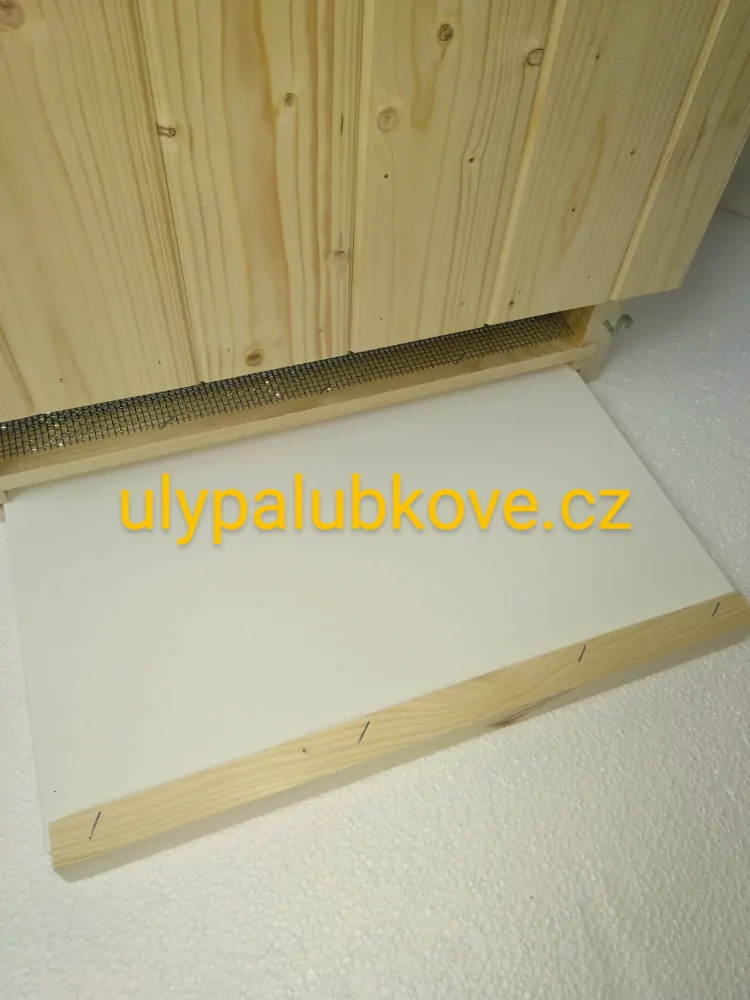úl palubkový zateplení 2cm s pěti nástavky 39x17 s palubkovým víkem a dnem varroa
