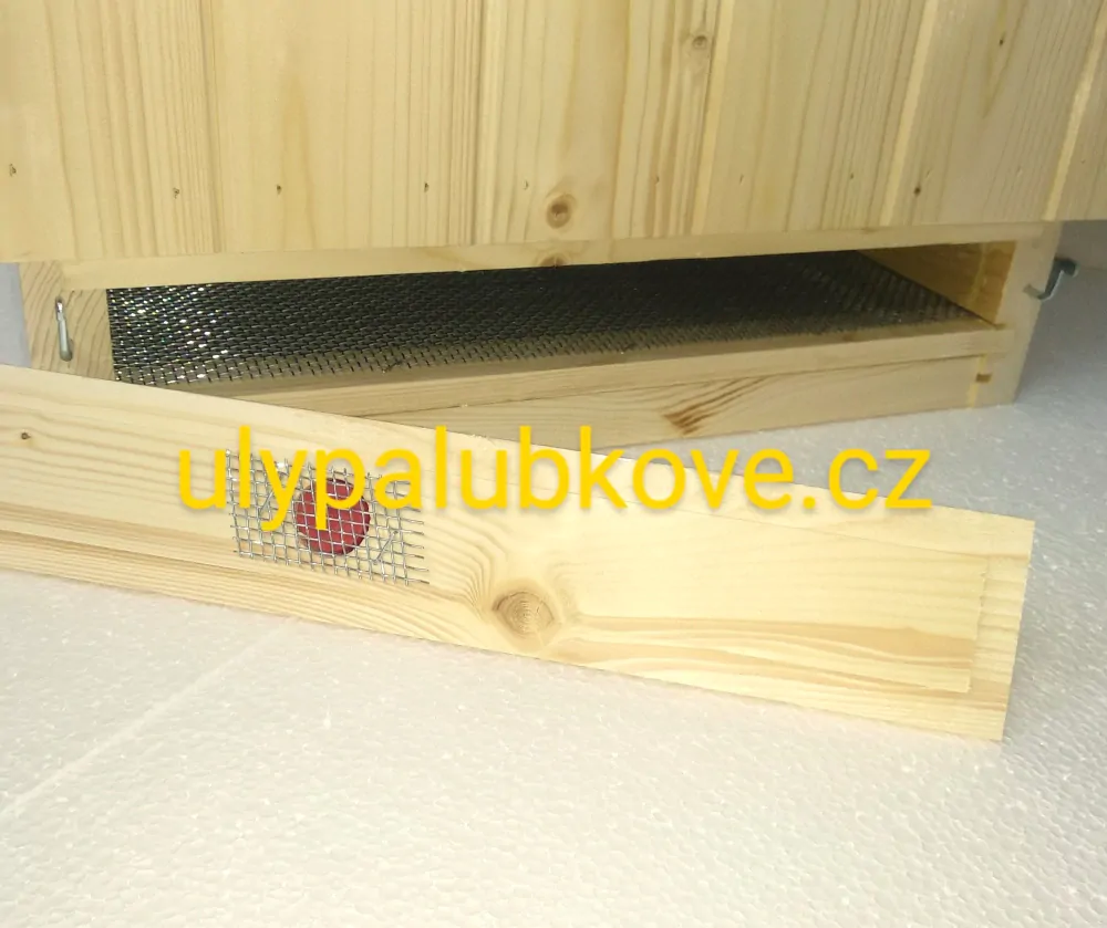 úl palubkový zateplení 2cm se čtyřmi nástavky 39x17 s palubkovým víkem a dnem varroa