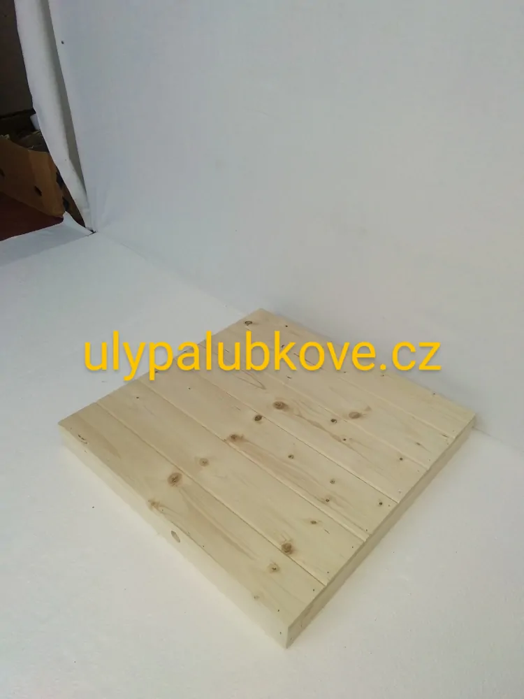úl palubkový zateplení 2cm s jedním nástavkem 39x30 a palubkovým víkem a denm varroa