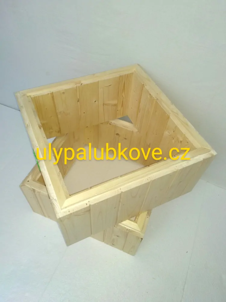 úl palubkový zateplení 2cm s jedním nástavkem 39x24 a polonástavkem 39x17 s palubkovým víkem a dnem varroa