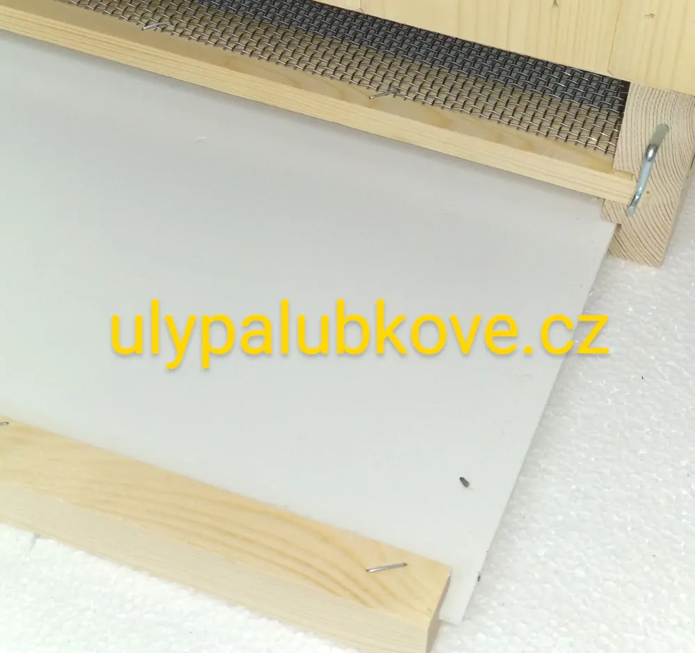 úl palubkový zateplení 2cm se čtyřmi nástavky 39x17 s palubkovým víkem a dnem varroa