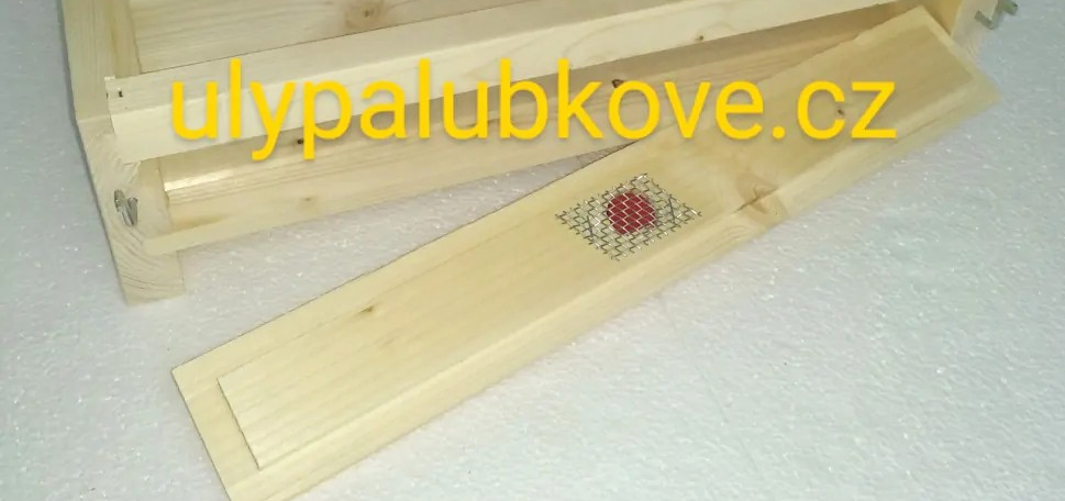 zadní strana vyjmutá dvířka